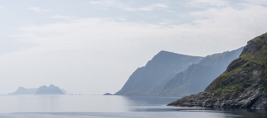 panorama  sur les côtes d'un littoral montagneux et une île scandinave