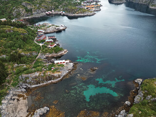 les côtes des îles norvegienne , avec forêts et mer transparente