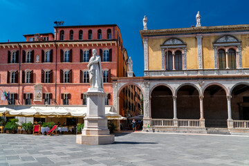 Piazza dei Signori mit Dante-Statue in der ALtstadt von Verona, Italien