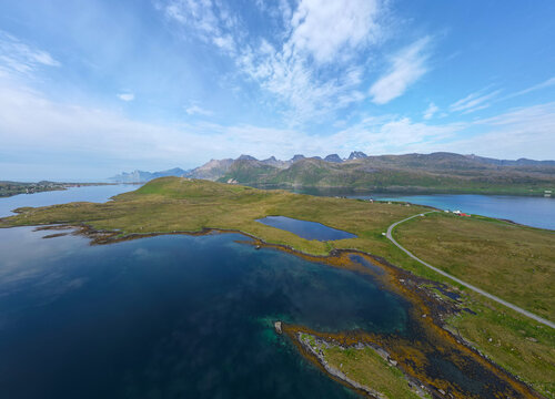 vue aérienne sur des bras de mer au milieu des terres sauvages scandinaves