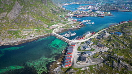 vue aérienne sur une ville au milieu d'une eau bleue et transparente, au pied des montagnes  en Norvège