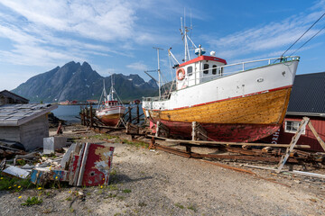 des bateaux de pêche en norvège en calle, en rénovation 