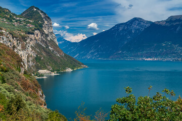 Fototapeta na wymiar Nördlicher Gardasee mit Santuario Di Montecastello in Italien