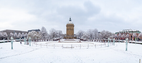 Fototapeta na wymiar Wasserturm unter dem Schnee in Mannheim, Panorama