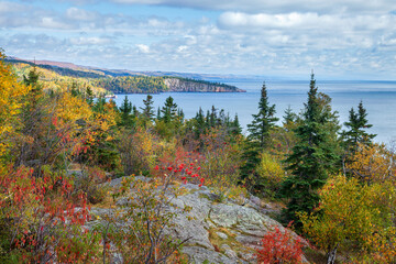 Cliffs and trees in fall color along Lake Superior in the fall - obrazy, fototapety, plakaty