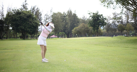  girls is playing golf on a sunny day