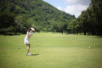  girls is playing golf on a sunny day