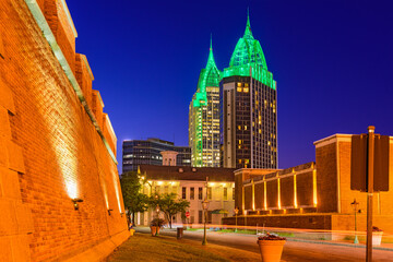Naklejka premium Mobile, Alabama, USA skyline with historic Fort Conde.