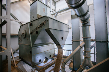 Industrial grain drying machine. Pipeline and separator