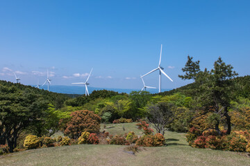 三重県　青山高原の壮大な風車 - obrazy, fototapety, plakaty