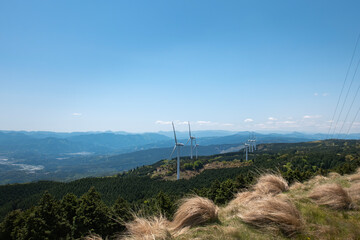 三重県　青山高原の壮大な風車 - obrazy, fototapety, plakaty