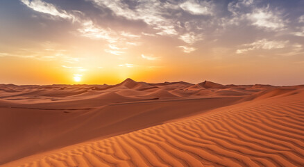 Obraz na płótnie Canvas majestic dry desert with a beautiful sunset with the sun in the background in high resolution