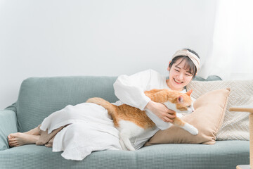 家で猫と遊ぶ日本人女性（嫌がる・抱っこ嫌い）
