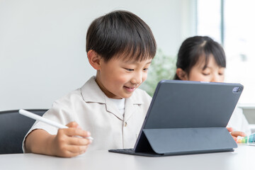 タブレット学習する男の子　boy learning tablet