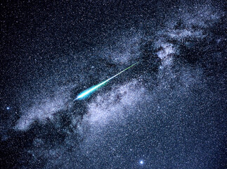 A meteor streaks across the Milky Way during the Perseid meteor shower of 2016. © Designpics