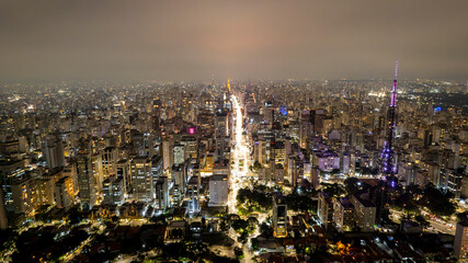 Obraz premium Aerial view of Av. Paulista in Sao Paulo, SP. Main avenue of the capital. Photo at night, with car lights.