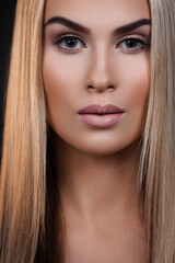 Naklejka premium Sexy blond woman posing on dark background