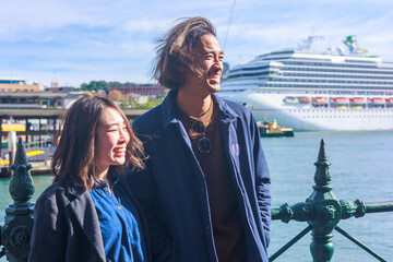 シドニーの海辺で微笑む日本人カップル