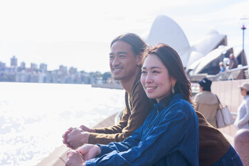 シドニーのオペラハウスを観光する日本人カップル