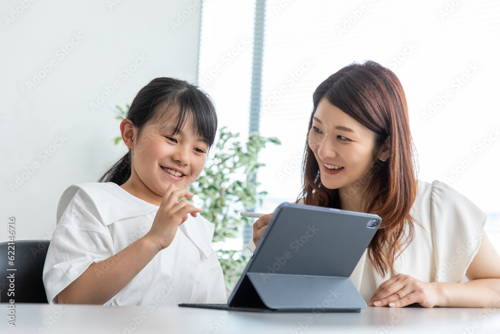 Wall mural タブレット学習する女の子　Boy learning with a smile