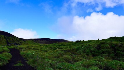 白い雲がかかる伊豆諸島大島の三原山