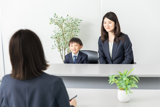受験の面接を受ける親子　Parents and children undergoing an exa