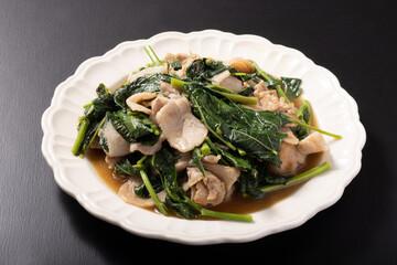 モロヘイヤと豚肉のにんにく炒め