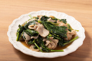 モロヘイヤと豚肉のにんにく炒め