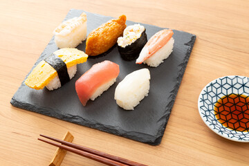テーブルに置かれた寿司