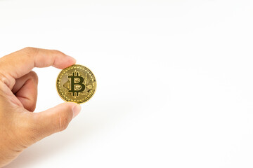 Fototapeta premium 白背景にビットコインを持つ手