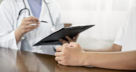 Fototapeta premium Female doctors who treat patients make an appointment to listen to the results after a physical examination and explain medical information and diagnose the disease. Medical concepts and good health