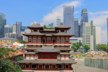 Fototapeta premium awe-inspiring aerial view showcases Buddha Tooth Relic Temple, a magnificent Buddhist temple nestled in Singapore's vibrant Chinatown district. Against the bustling business district skyline
