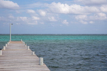 Obraz premium Pier into the waters of the ocean