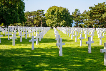 The solemn beauty of Normandy's American Cemetery, honoring brave soldiers who sacrificed during World War II, evokes reverence and gratitude - obrazy, fototapety, plakaty