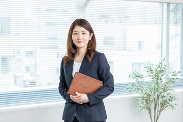 働く女性　a working woman