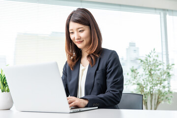 働く女性　a working woman