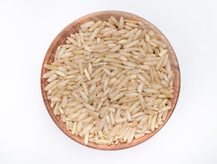 Porcja nieugotowanego ryżu brązowego na białym tle - obrazy, fototapety, plakaty