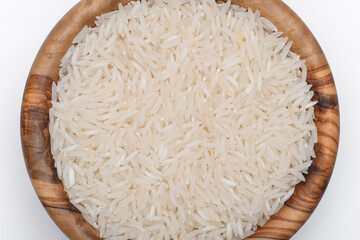 Ziarna ryżu białego ułożone w misce z drewna oliwnego na białym tle - obrazy, fototapety, plakaty