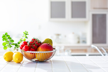 キッチンの果物、明るいキッチンの背景