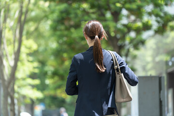 新緑を歩く日本人女性