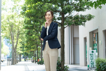 考えるスーツを着た女性