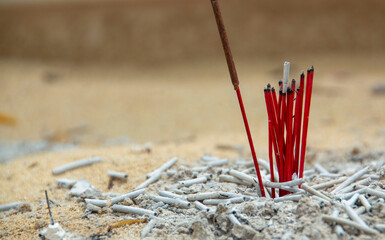 The incense sticks that have been extinguished