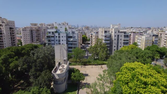 Hosmasa is located between a grove and a garden on a small hill in the city of Holon