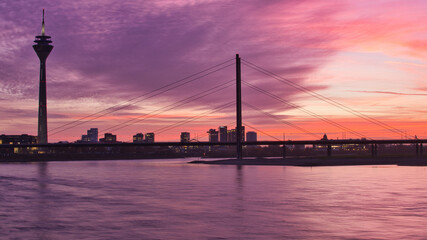 Fototapeta premium Panoramic shot of the Duesseldorf skyline at sunset