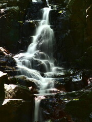 小さな渓谷を流れる清流の滝の湯な段差
