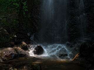 小さな渓谷を流れる清流の滝
