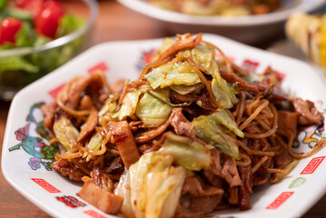 日本の食卓,お祭り気分の焼きそば、焼きトウキビと！