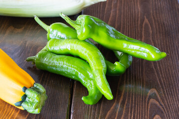 緑色の万願寺とうがらし。夏野菜。