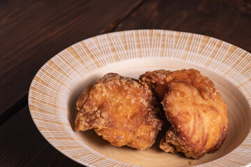 ジューシーな唐揚げ。鶏肉をカリカリサクサクに揚げた料理。