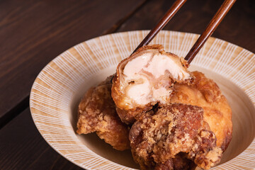 ジューシーな唐揚げの断面。鶏肉をカリカリサクサクに揚げた料理。